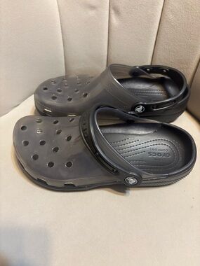 CROCS Classic Clog in Charcoal Black
